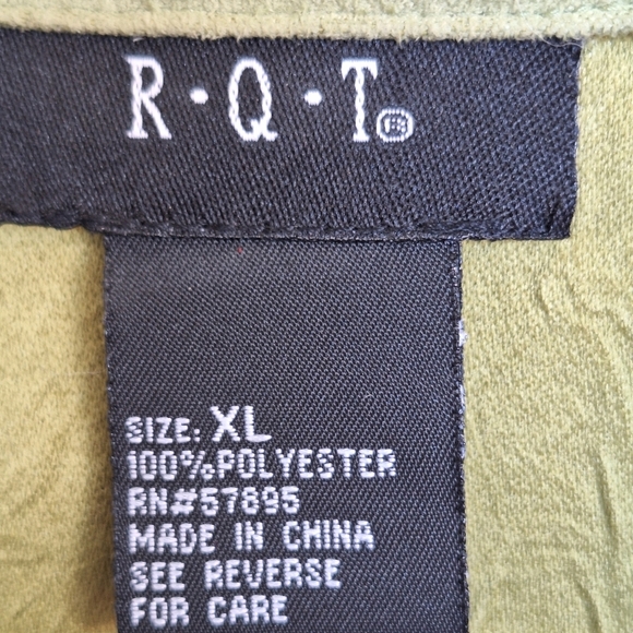 RQT Ultra Suede Top SzXL Long Sleeve 3 Button Closure Sage Green Polyester NWOT - Picture 3 of 9